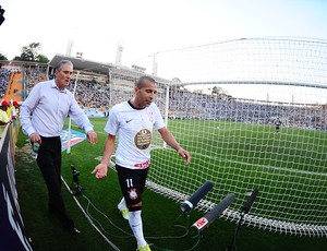 Emerson deixa o gramado revoltado, ao lado do técnico Tite (Foto: Marcos Ribolli/Globoesporte.com)