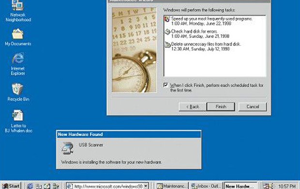 Windows 98 é a primeira versão do Windows desenhada especificamente para os consumidores. Computadores são comuns em empresas e casas, num momento em que começam a surgir os cybercafés. Windows 98 se descreve como um sistema operacional que 'trabalha melhor, joga melhor' (Foto: Divulgação/Microsoft)