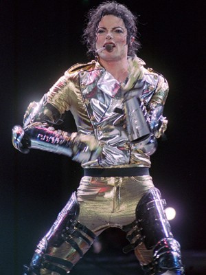 Michael Jackson durante show em dezembro de 1996 (Foto: AP Photo/Pat Roque, File)