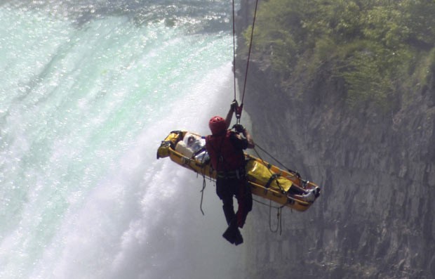 Homem é resgatado após queda nas Cataratas do Niágara nesta segunda (21) (Foto: AFP)