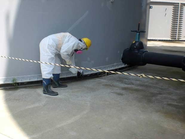 Funcionário da Tepco verifica níveis de radiação em torno de um tanque de água contaminada em Fukushima. (Foto: Tepco / AFP Photo)