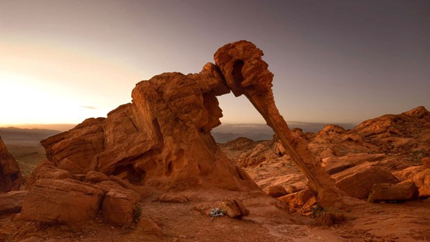 Esta formação rochosa no Paque Estadual Vale do Fogo, no Estado de Nevada, nos EUA, é uma estranha estrutura natural 'esculpida' pelo vento, cuja forma se assemelha a um elefante, daí seu nome, 'Elephant Rock Formation' (Foto: Steffen e Alexandra Sailer/Cater News)