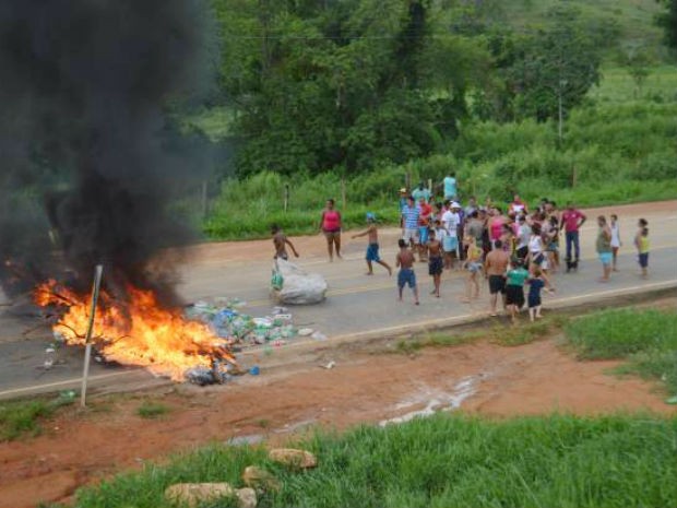 Atropelamento BR-365 protesto (Foto: Site Silvan Alves)