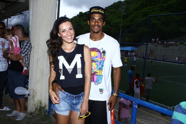 Marcelo Mello Jr e a namorada (Foto: Raphael Mesquita / Foto Rio News)