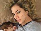 Com cara de sono, Adriana Sant´Anna posa amamentando o filho