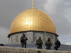 Integrantes de forças de segurança israelenses fazem ronda perto do domo da mesquita Al-Aqsa, em Jerusalém (Foto: AFP Photo/Ahmad Gharabli) Integrantes de forças de segurança israelenses fazem ronda perto do domo da mesquita Al-Aqsa, em Jerusalém (Foto: AFP Photo/Ahmad Gharabli)