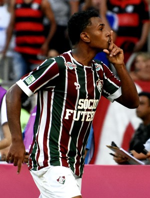 Wendel pede silêncio para torcida rival após marcar gol em Fluminense x Flamengo - Campeonato Brasileiro 2017 (Foto: Nelson Perez / Divulgação)