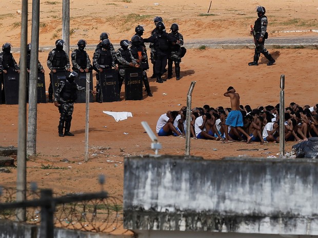Policiais da Tropa de Choque fazem a contagem de presos na penitenciária de Alcaçuz, no Rio Grande do Norte (Foto: Nacho Doce/Reuters)