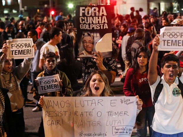 Manifestantes contrários ao governo Temer em protesto na Avenida Paulista (Foto: Tiago Queiroz/Estadão Conteúdo)