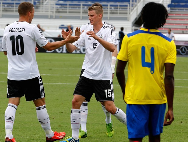 Podolski e Lars Bender comemoram, Equador x Alemanha (Foto: Reuters)
