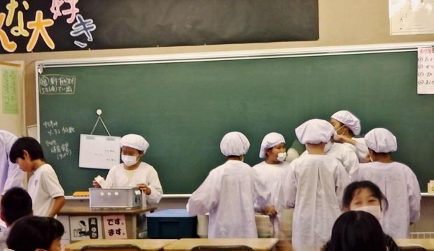 Em escola japonesa, os próprios alunos ajudam a servir merenda aos colegas. (Foto: Arquivo pessoal)