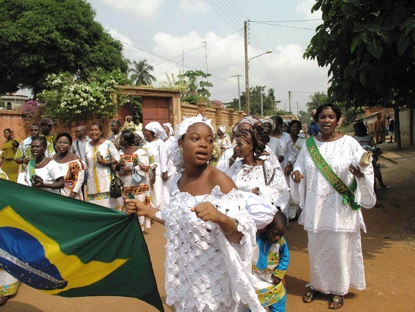 Desfile após a missa em celebração ao Nosso Senhor do Bonfim no Benin (Foto: Divulgação / Milton Guran)