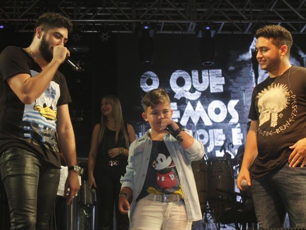 Cantor mirim subiu ao palco com Henrique e Juliano (Foto: Fael Pinoti / Divulgação) Cantor mirim subiu ao palco com Henrique e Juliano (Foto: Fael Pinoti / Divulgação)