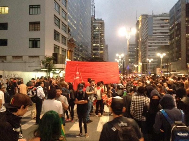 Grupo protesta contra a Copa do Mundo na Avenida Paulista. (Foto: Lívia Machado/G1)