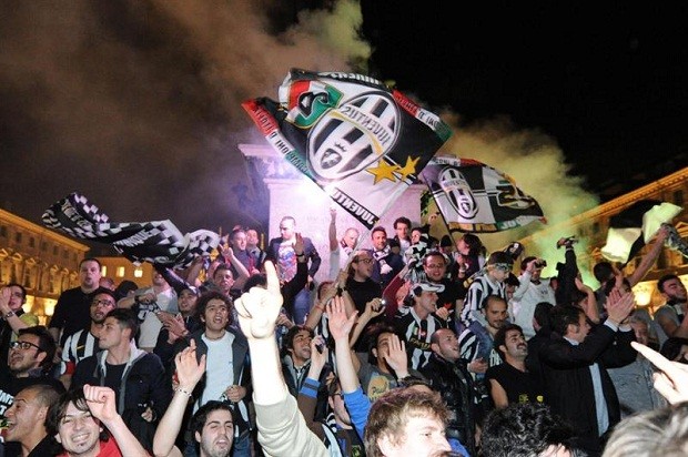 Torcida do Juventus festeja título na Praça de São Carlos, em Turim (Foto: EFE)