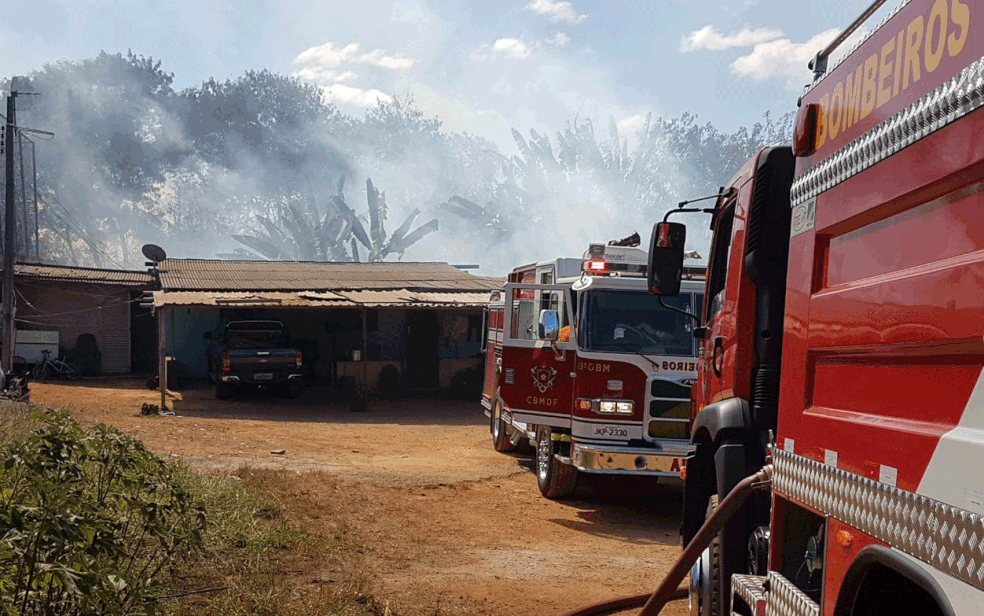 Fogo chegou perto das casas e  fumaça tomou conta da região (Foto: Corpo de Bombeiros/Divulgação)