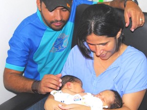 Casal da Bahia com os filhos siameses, em Goiânia (Foto: Rodrigo Cabral/Secretaria de Saúde de Goiás)