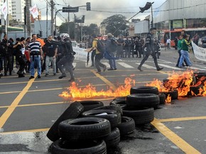 Barricada com pneus em chamas é montada por Funcionários e estudantes da Universidade de São Paulo (USP) na Rodovia Raposo Tavare. Mais cedo, o grupo fechou o Portão 1 da Cidade Universitária, na zona oeste da capital (Foto: Werther Santana/Estadão Conteúdo)