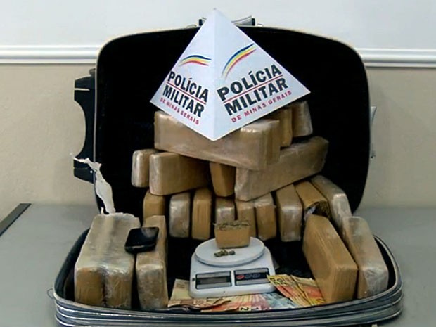 Polícia apreende maconha dentro de mala em Três Pontas (Foto: Reprodução EPTV)