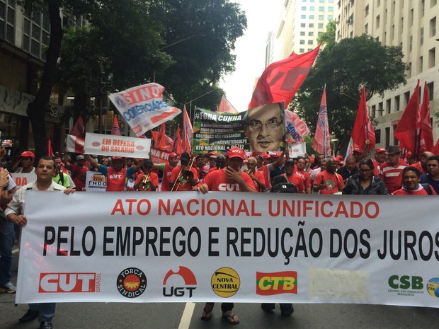 Faixa na frente da manifestação no Centro do Rio (Foto: Daniel Silveira/G1)