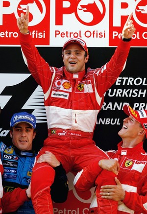 Felipe Massa é erguido nos ombros por Fernando Alonso e Michael Schumacher após a primeira vitória, no GP da Turquia de 2006 (Foto: Getty Images)