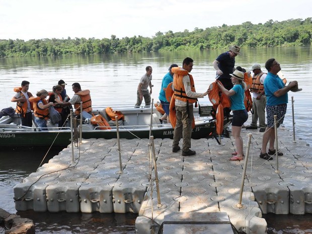 Parte do passeio pelo Rio Iguaçu, na região de Capanema, é feita em barcos a motor que saem de balneários para camping e lazer (Foto: Prefeitura de Capanema / Divulgação)