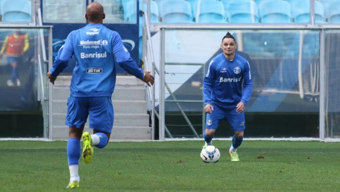 Felipe Bastos e Pará batem bola no gramado (Foto: Diego Guichard/GloboEsporte.com)