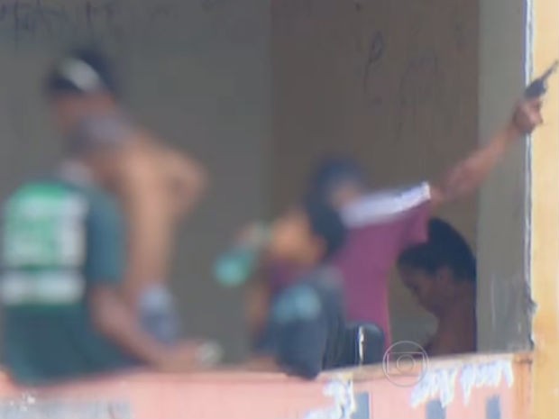 Adolescente aparece em reportagem dando tiro para cima; imagem ajudou PM a capturar menor (Foto: TV Globo/Reprodução)