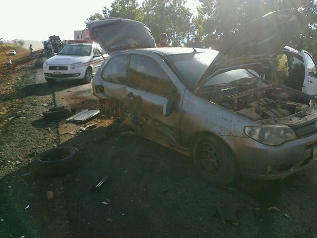 Carros ficaram destruídos em acidente em Pimenta (Foto: Polícia Militar Rodoviária/Divulgação) Carros ficaram destruídos em acidente em Pimenta (Foto: Polícia Militar Rodoviária/Divulgação)