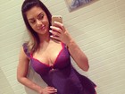 Graciella Carvalho posa de camisola sexy e faz charme