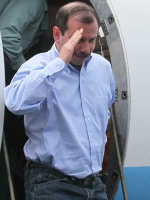 Fernando Gonzalez ao desembarcar em Havana. (Foto: Ismael Francisco / Cubadebate / Via AP Photo)