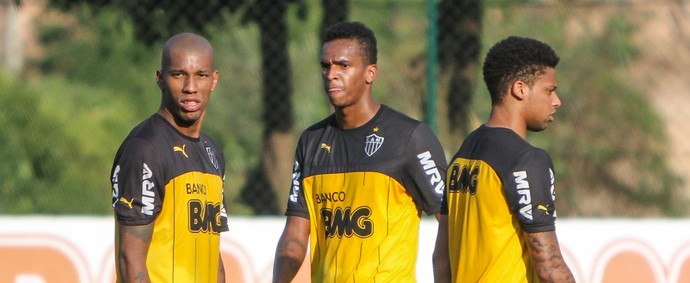 Jô e jogadores do Atlético treinando na Cidade do Galo (Foto: Bruno Cantini)