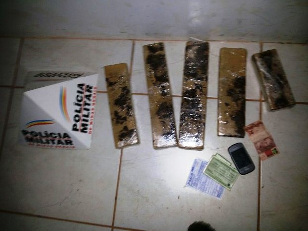 Maconha estava na mochila de adolescente (Foto: Polícia Militar/Divulgação)