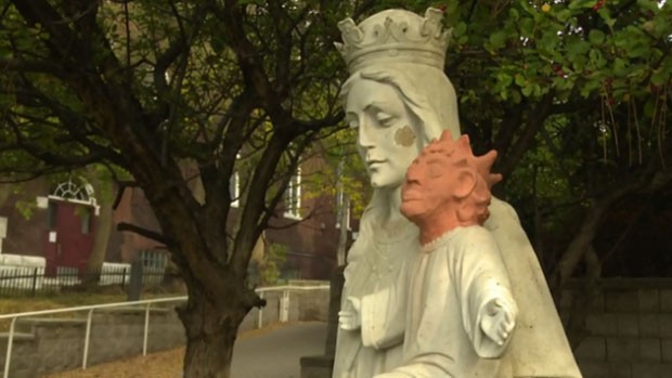 A cor diferente na cabeça do menino Jesus é temporária: artista planeja colocar a versão definitiva, em pedra, no ano que vem (Foto: BBC/Radio Canada) A cor diferente na cabeça do menino Jesus é temporária: artista planeja colocar a versão definitiva, em pedra, no ano que vem (Foto: BBC/Radio Canada)