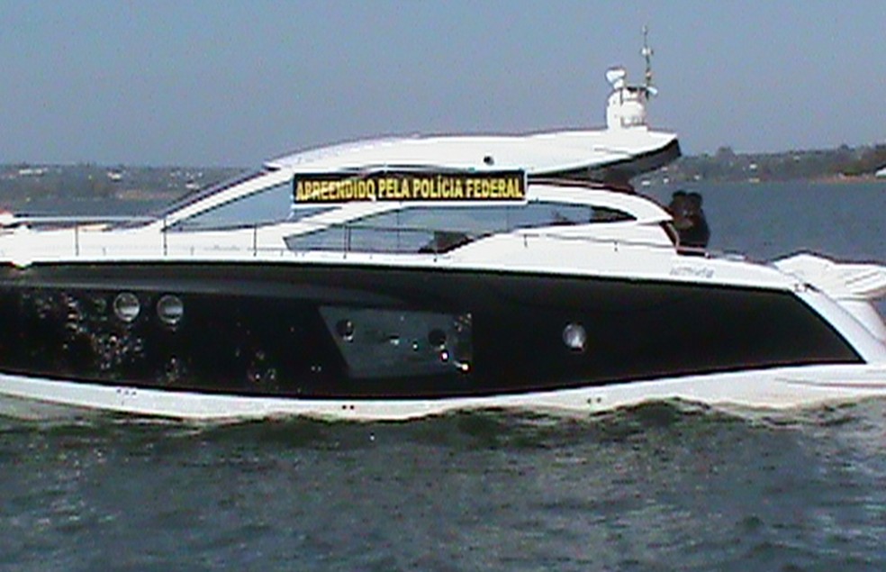 Lancha apreendida pela Polícia Federal no lago Paranoá, em Brasília, durante a Operação Miquéias (Foto: Divulgação / Polícia Federal)