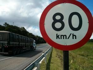 Caminhões têm de trafegar a 80 km/h na Raposo Tavares (Foto: Cláudio Nascimento/TV TEM)