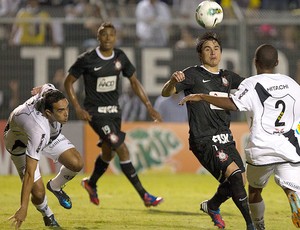 Willian, Ponte Preta x Corinthians (Foto: Daniel Augusto Jr / Agência Estado)