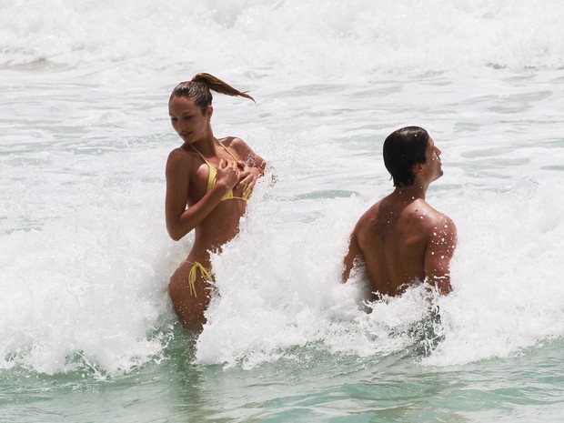 Candice Swanepoel em Miami, nos Estados Unidos (Foto: Splash News/ Agência)