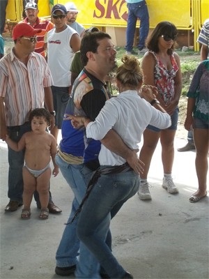 Dançar forró é atividade obrigatória em Galante (Foto: Rafael Melo/G1)