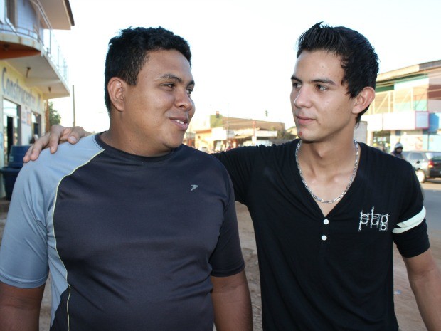 Cleiton (esq.) e Luiz (dir.) afirmam ter um relacionamento de amizade. (Foto: Taísa Arruda/G1 RO)
