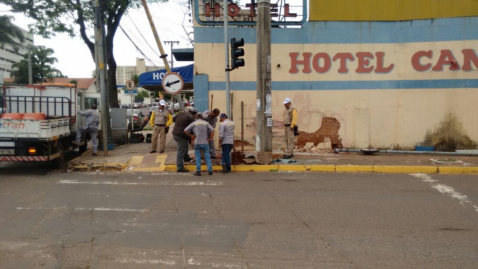 Semáforo provisório é colocado no lugar do atingido pela caminhonete (Foto: Marcos Ribeiro/ TV Morena)