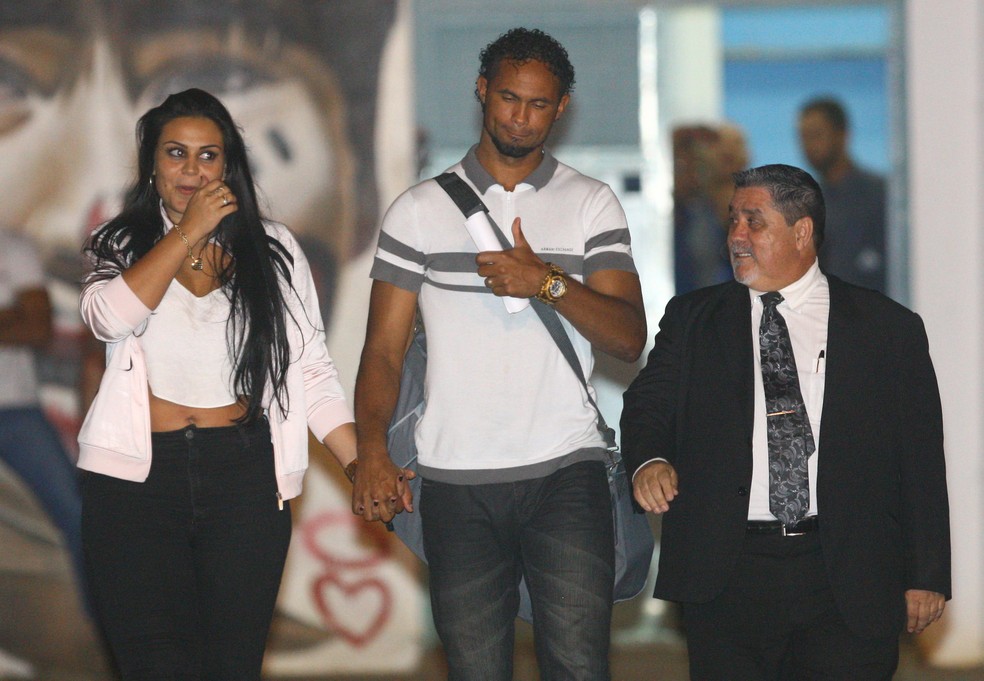 Goleiro Bruno si da Apac ao lado da mulher e do advogado. (Foto: Flávio Tavares/Hoje Em Dia/Estadão Conteúdo/Divulgação)