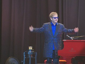 Elton John em apresentação em Pernambuco (Foto: Reprodução / TV Globo)