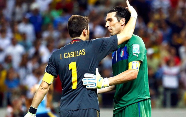 Casillas e Buffon Espanha e Itália Castelão (Foto: Agência Reuters)