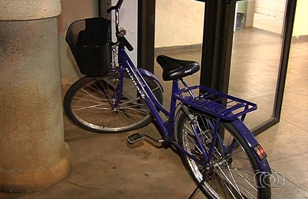 Suspeito roubou bicicleta e R$ 70 em farmácia de Guapó, em Goiás (Foto: Reprodução/TV Anhanguera)