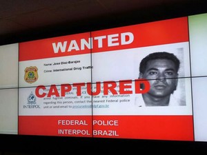Durante coletiva em Brasília, a PF mostrou que a prisão do suspeito de tráfico já está atualizada na lista vermelha da Interpol