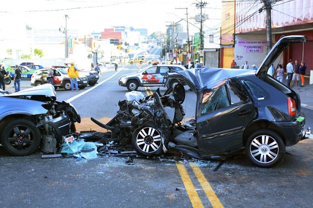 Acidente deicou carro destruído na na Avenida Senador Teotônio Vilela, no bairro Cidade Dutra, Zona Sul de São Paulo (Foto: Mario Ângelo/Sigmapress/Estadão Conteúdo)
