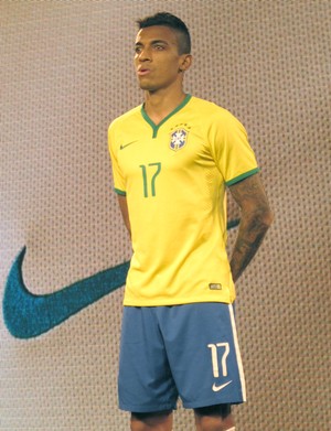 camisa Seleo Brasileira apresentao Luiz Gustavo (Foto: Cintia Barlem)