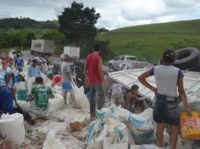 Populares saquearam carga de trigo após carreta tombar na BR-101 (Foto: Luzamir Carneiro/JG Notícias)