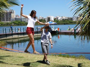 Dinho ensina Ju a andar no slackline (Foto: Malhação / Tv Globo)